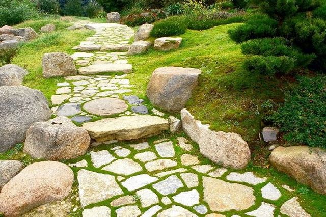 Kamienie na ścieżki ogrodowe - jakie właściwości powinny posiadać?