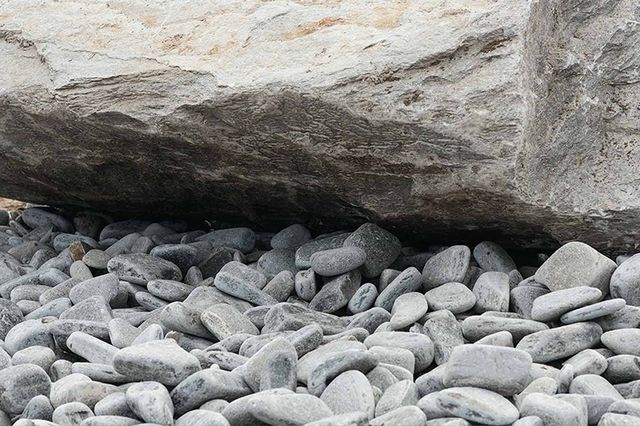 Otoczak Grecki Fish Stone - Szary i Nowoczesny Kamień do Ogrodu