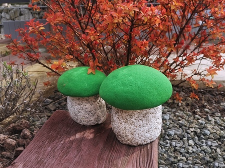 grzyby-zielone-ogrodowe-ozdoby-kamienne
